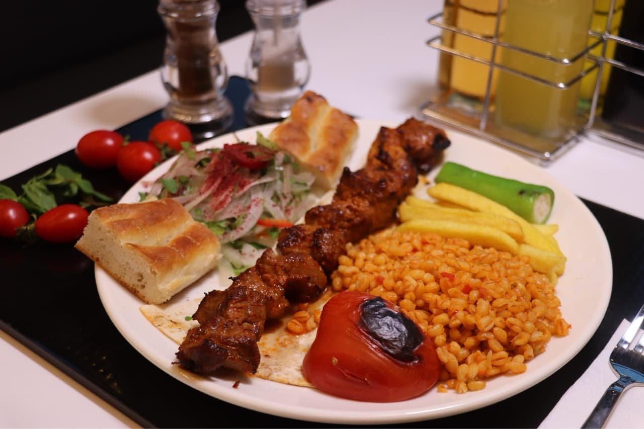 DANA ET ŞİŞ