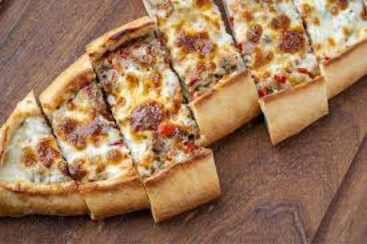 Kuşbaşılı Kaşarlı Pide